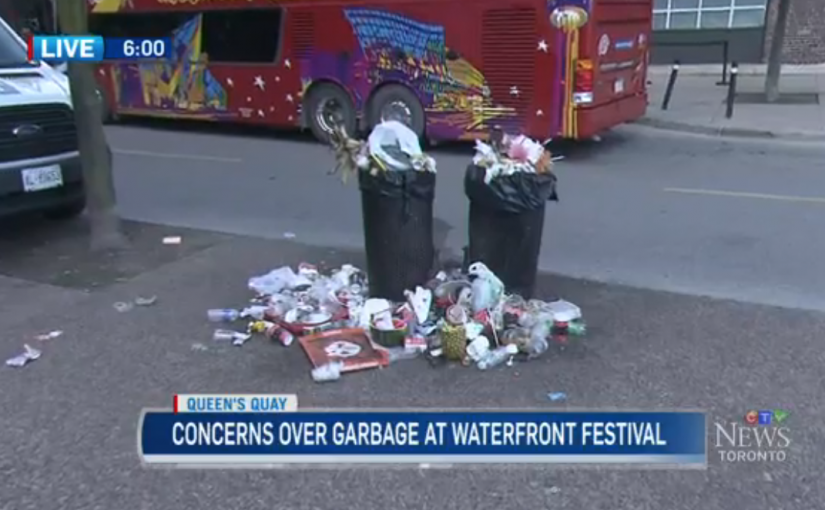 長週末過去大黃鴨附近竟然垃圾滿地