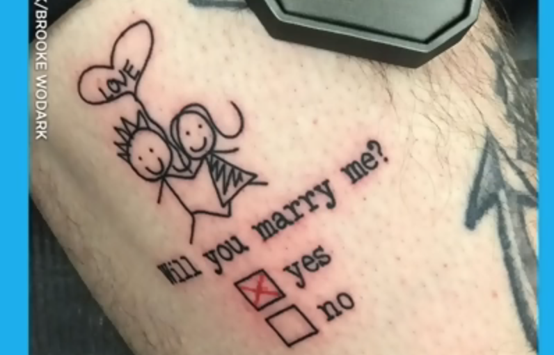 將求婚紋在腿上 男子給女友大驚喜