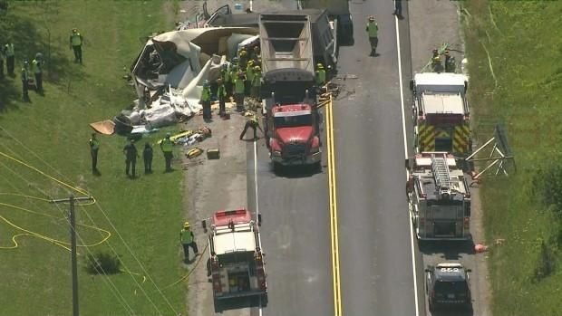 多倫多公路幾輛大貨車相撞 2死2重傷
