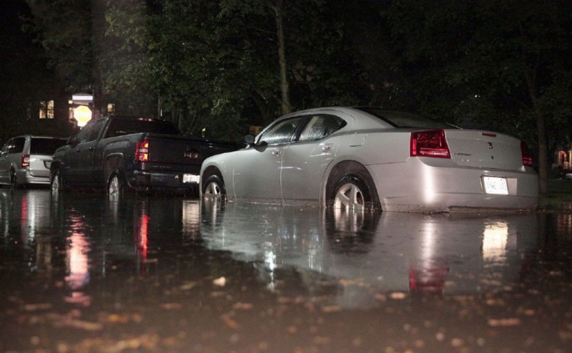 多倫多昨天的雨直接把車淹了一半 週六短暫放晴