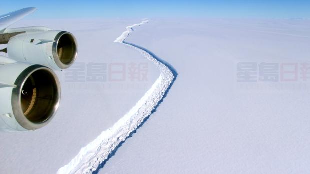 南極一巨大冰山從冰架上分離出來