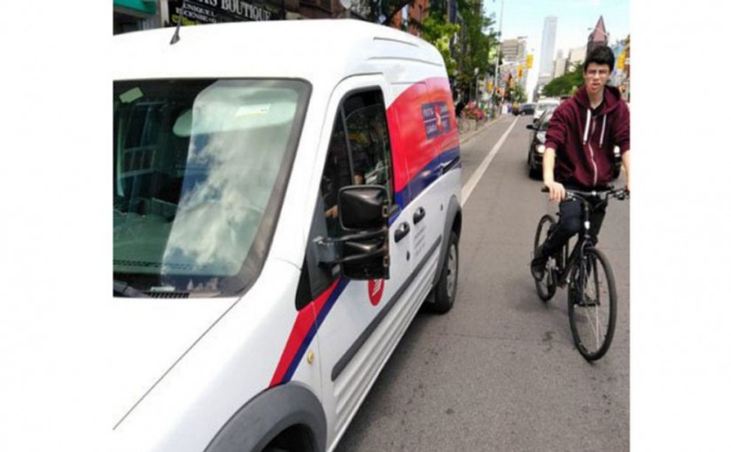 加拿大郵政事務車 遭投訴經常停在自行車道上