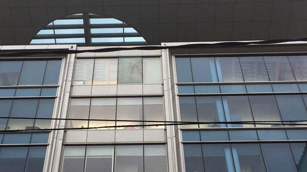 玻璃危城？多倫多國王街大廈玻璃墜落