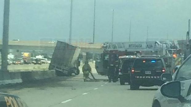 407高速兩輛車相撞起火 部分路段封閉