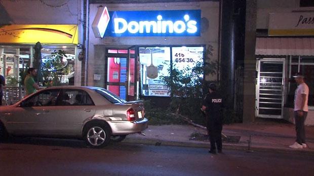 多倫多一男一女開車闖進披薩店 還邊撞邊笑！