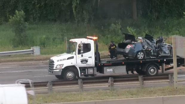 高速401上汽車撞上卡車掛車 司機當場死亡