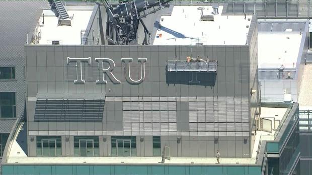 多倫多市中心大廈上“特朗普”字樣正在被拆除