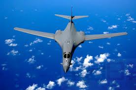 美軍兩架轟炸機與日空自聯演後 飛越中國南海