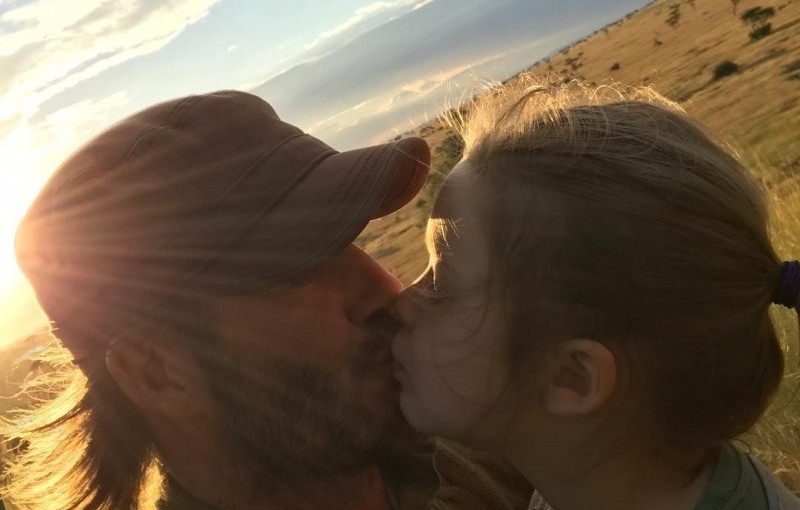 貝克漢上傳甜吻女兒照被罵變態後霸氣回應