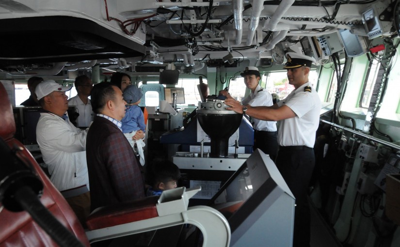 大溫華人參觀加國海軍護衛艦