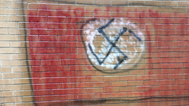 約克區學校仇恨塗鴉 三名17歲男生自首