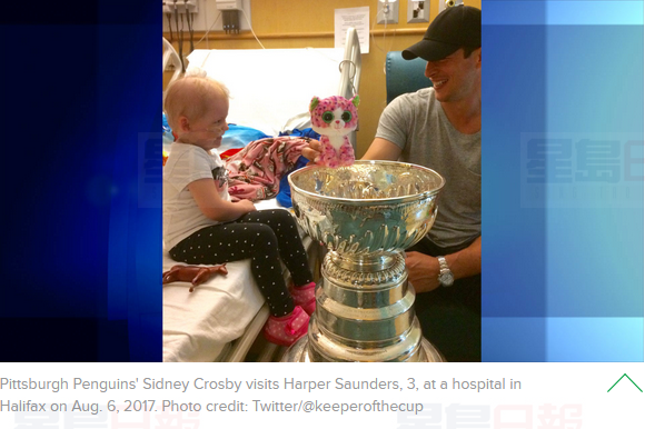 球星帶斯坦利冠軍獎杯到醫院 和3歲病童合影