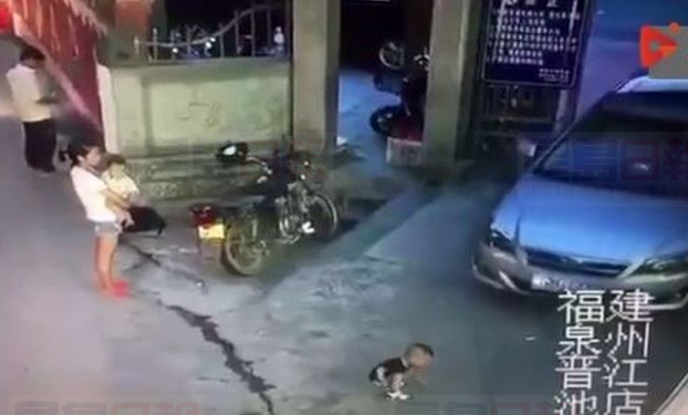 男童蹲地玩耍被車碾 抱嬰女子全程目睹無反應