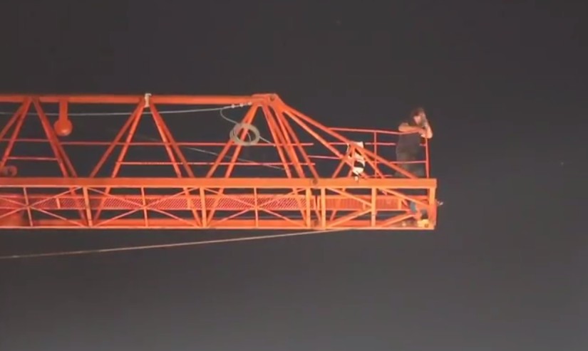 多倫多又有人爬上起重機 三小時後被救下