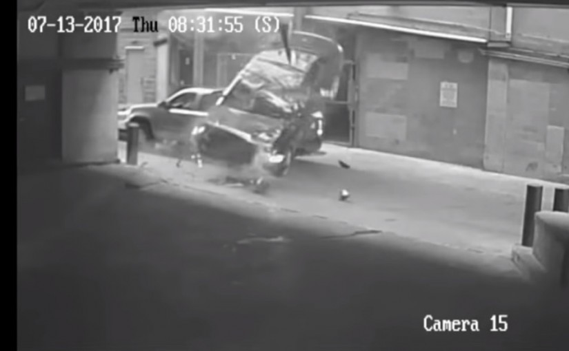 轎車跌落七層停車場 還砸中地上一輛SUV！