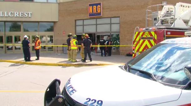 列治文山商場有卡車衝進髮廊！多人受傷