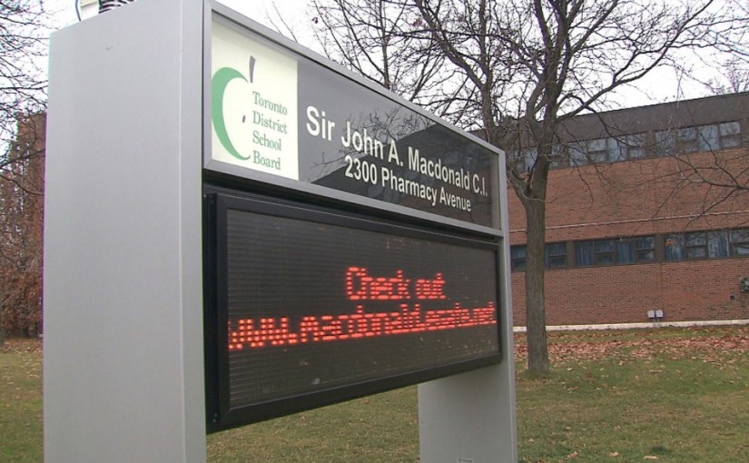 安省小學老師希望去掉校內建築上的總理名字