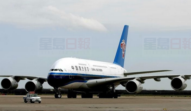 航班起飛照玩手機 不聽勸阻任性男被拘留10日