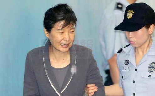 聽聞三星太子獲刑5年 朴槿惠喝3杯水后笑了