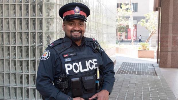 警察贈衣 險偷衣青年穿上找到了工作