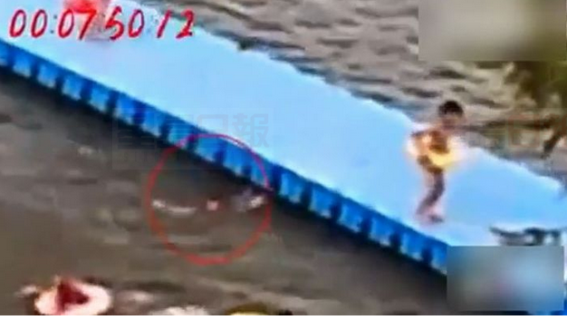 父親只顧玩手機 3歲男童墮湖險送命