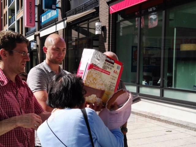 大溫哥華地區大量市民觀看日食　沒有眼鏡便各出奇謀欣賞