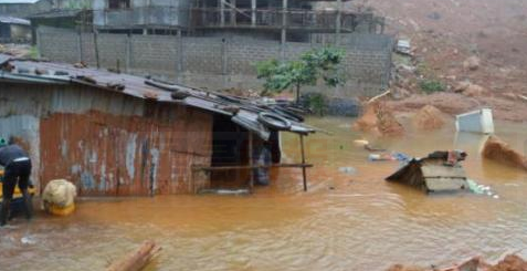 塞拉利昂大洪災 山泥埋房屋至少312死