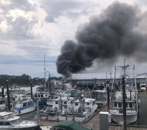 列治文史蒂夫斯頓碼頭發生火警 航海節提早結束