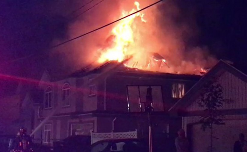 素里房屋凌晨火警 11人及時逃生