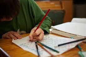 研究:學生放學回家寫作業 無助於課業