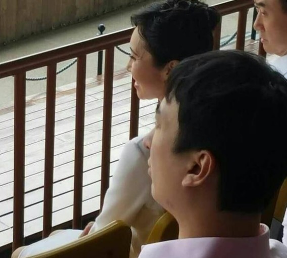 王思聰一家三口首次同框 母親氣質優雅