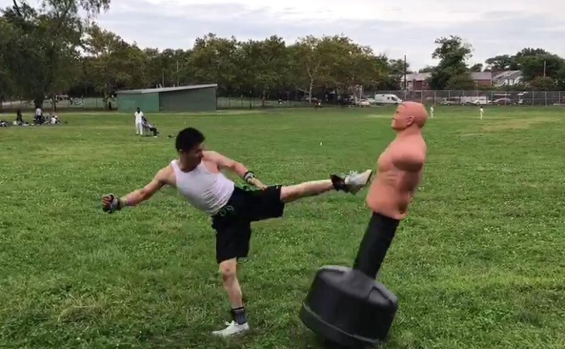 美國華裔外賣小哥暴打搶劫嫌犯