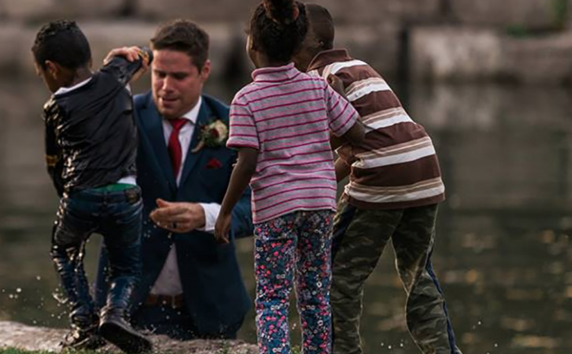 婚禮拍照 新浪跳入水中救起落水小孩