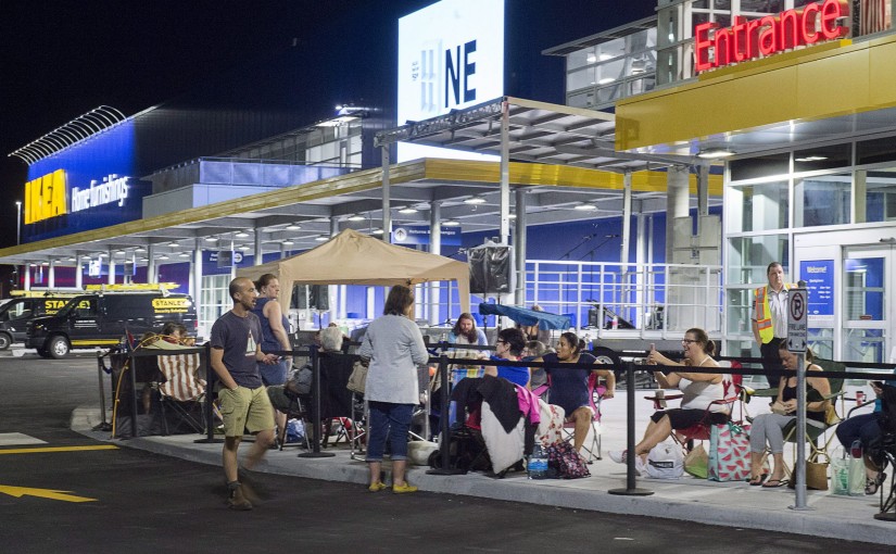 加國宜家新店開張 2000多顧客排長隊