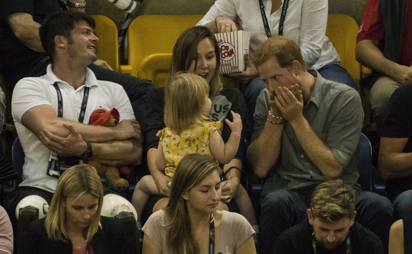 趁父母不注意 2歲小女孩偷吃哈里王子的爆米花