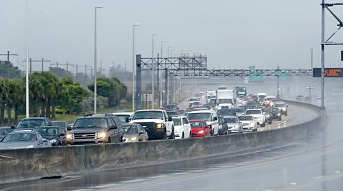 環球事務部“夜以繼日”工作 幫助颶風受困加人