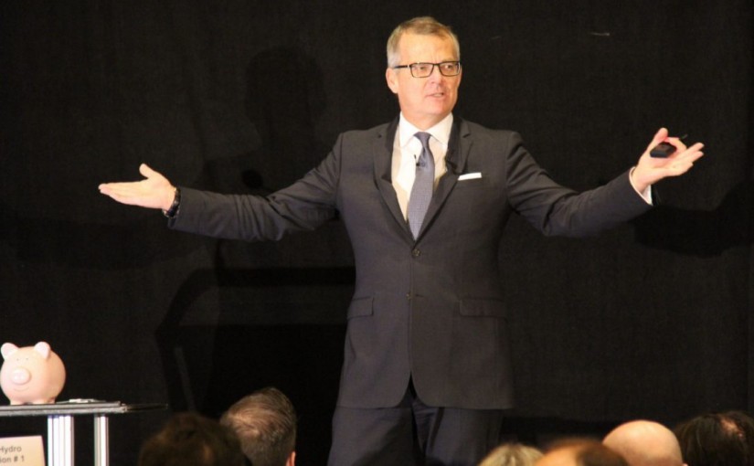 薪水太高？多倫多水電公司CEO面臨質問