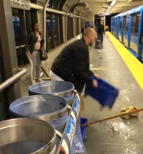 多倫多地鐵站口角 女子被潑成落湯雞