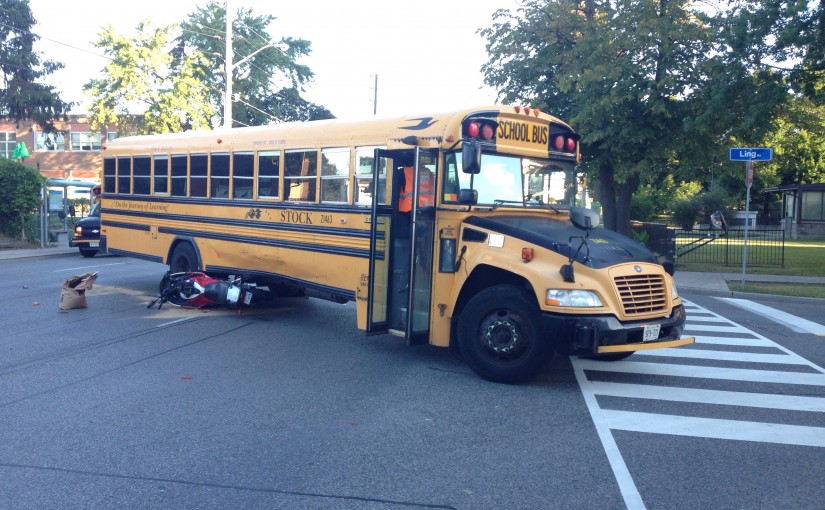 多倫多摩托車與校車相撞 車上無學生