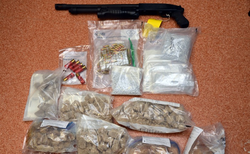 杜蘭區和金斯頓警方聯合掃毒 繳獲各類毒品及武器