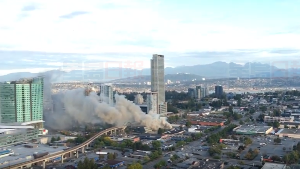 素里市中央車站附近一間體育用品店失火 公共運輸服務受影響