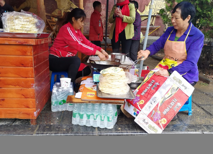 大媽在景區賣煎餅 黃金周每日進賬8千元