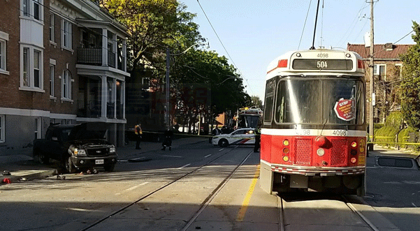 多倫多有軌電車撞皮卡 騎車人被波及不幸死亡