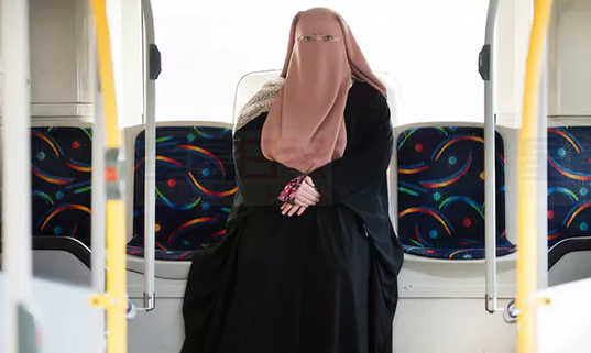 不戴面紗遭父親家暴一年 女兒終報警被解救