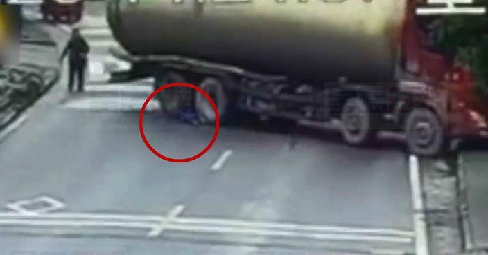 驚悚！四川小童亂過馬路險遭油罐車碾斃