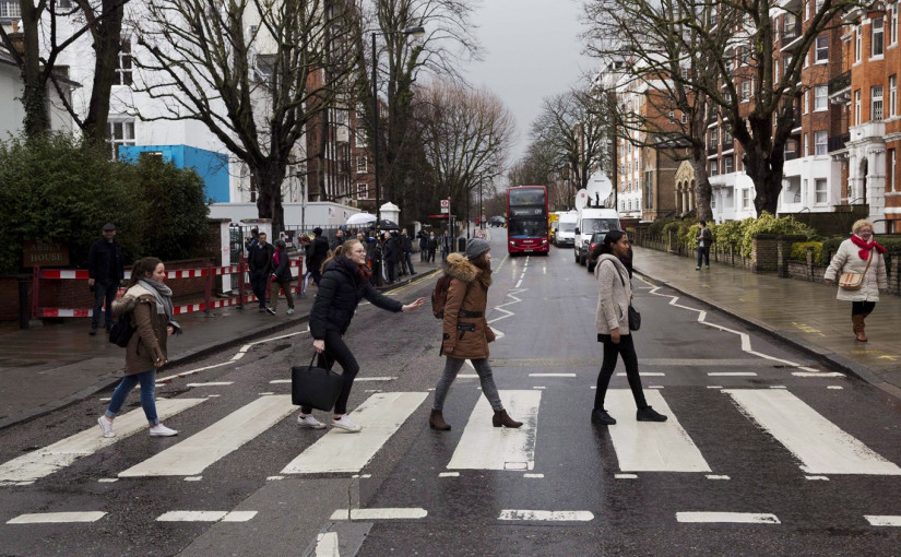 安省過馬路看手機要被罰款了！
