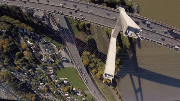 卑詩省三角洲警方正調查航拍機飛越亞歷克斯菲沙橋