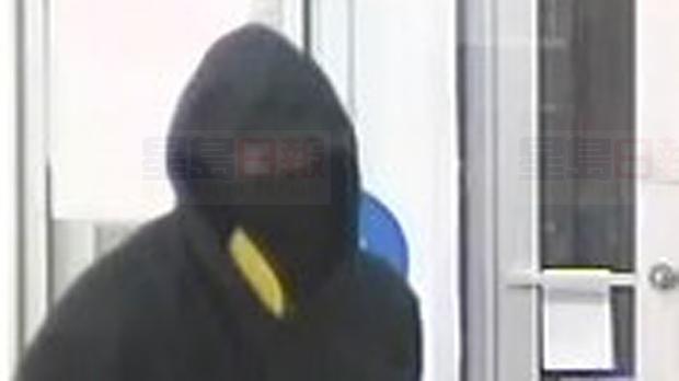 奧克維爾三名男子涉搶劫銀行正被追查