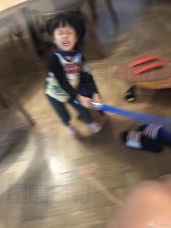 鄧超遭女兒揮棒攻擊：差點要我老命