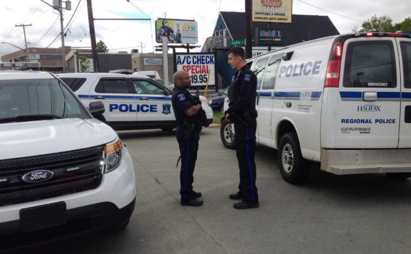 加國男子無意識男子睡到路邊 隨身攜槍支彈藥